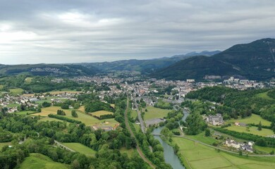 survol de la ville de Lourdes dans le piémont des Hautes-Pyrénées