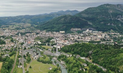 survol de la ville de Lourdes dans le piémont des Hautes-Pyrénées