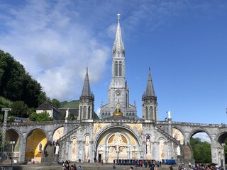 Basilique, &eacute;glise et sanctuaire de lourdes en France, ville de p&egrave;lerinage