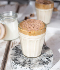 café dalgona, receta popular bebida coreana latte con espuma de café instantáneo, formato para redes sociales. Concepto de alimentos hechos en casa. 