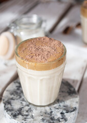 café dalgona, receta popular bebida coreana latte con espuma de café instantáneo, formato para redes sociales. Concepto de alimentos hechos en casa. 