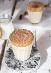 café dalgona, receta popular bebida coreana latte con espuma de café instantáneo, formato para redes sociales. Concepto de alimentos hechos en casa. 