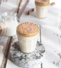 café dalgona, receta popular bebida coreana latte con espuma de café instantáneo, formato para redes sociales. Concepto de alimentos hechos en casa. 