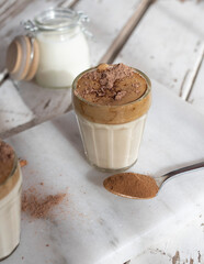 café dalgona, receta popular bebida coreana latte con espuma de café instantáneo, formato para redes sociales. Concepto de alimentos hechos en casa. 