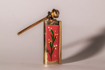 Antiguo y oxidado botecito de perfume