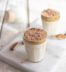 café dalgona, receta popular bebida coreana latte con espuma de café instantáneo, formato para redes sociales. Concepto de alimentos hechos en casa. 