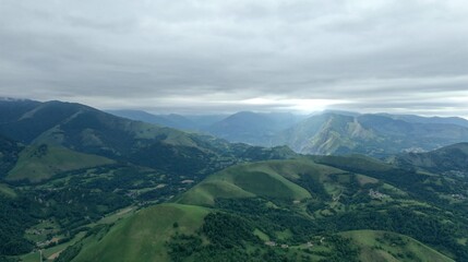 Fototapeta premium survol des vallées des Pyrénées dans le département des Hautes-Pyrénées près de Bagnères de Bigorre 