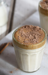 café dalgona, receta popular bebida coreana latte con espuma de café instantáneo, formato para redes sociales. Concepto de alimentos hechos en casa. 