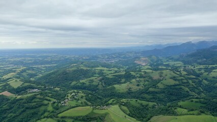 Obraz premium survol des vallées des Pyrénées dans le département des Hautes-Pyrénées près de Bagnères de Bigorre 