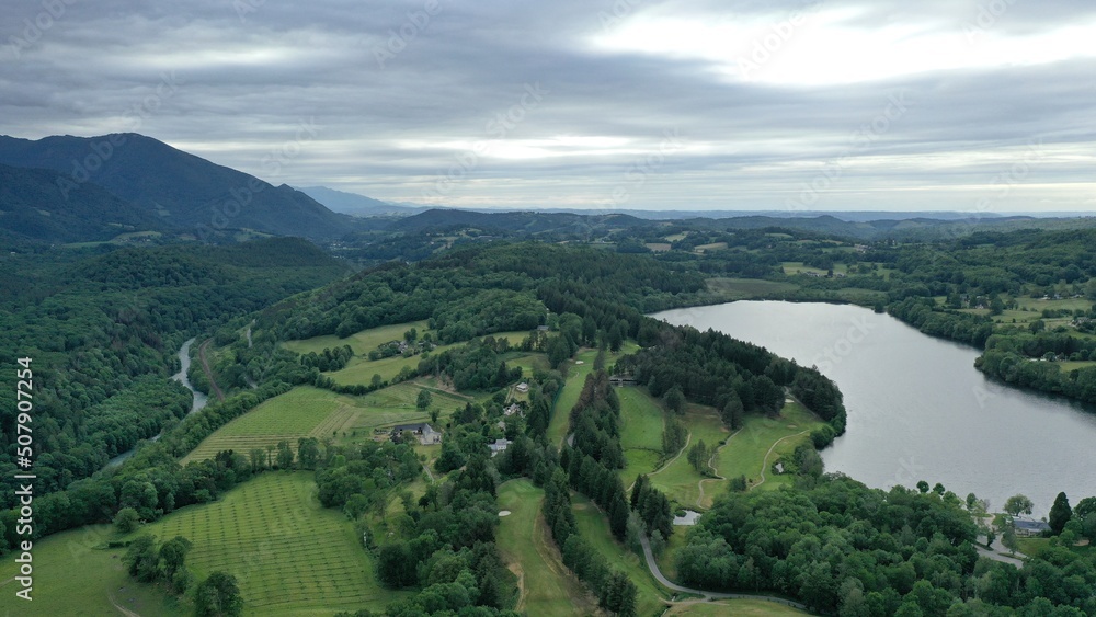 Wall mural survol du lac de Lourdes dans les Hautes-Pyrénées