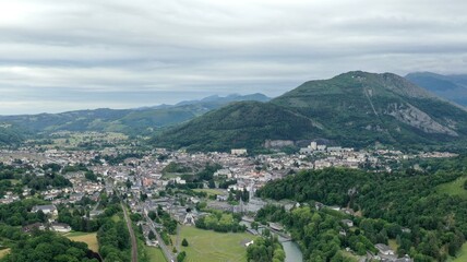 survol de la ville de Lourdes dans le piémont des Hautes-Pyrénées