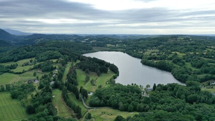 Obraz premium survol du lac de Lourdes dans les Hautes-Pyrénées