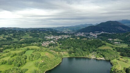 Fototapeta premium survol du lac de Lourdes dans les Hautes-Pyrénées