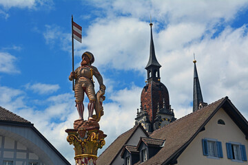 Zofingen AG, Niklaus-Thut-Brunnen mit Stadtkirche
