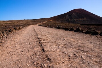 Kamienna ścieżka na wygasły wulkan na wyspie Fuerteventura - obrazy, fototapety, plakaty