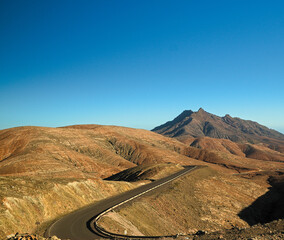 Kręta droga położona wśród górzystych krajobrazów Fuerteventura