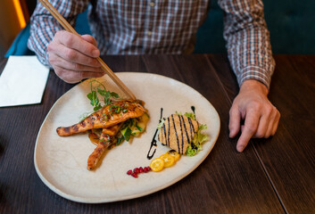 lachs gericht beim essen