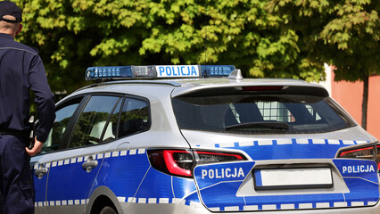 Radiowóz polskiej policji w mieście podczas patrolu. 