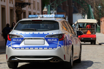 Radiowóz polskiej policji w mieście podczas patrolu. 