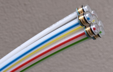 Farbige Glasfaserkabel für schnelles Internet