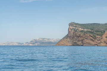 Paysage en bord de mer avec les falaises bordant les calanques entre Marseille et Cassis dans le...