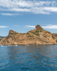 Paysage en bord de mer avec les falaises bordant les calanques entre Marseille et Cassis dans le...