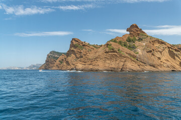 Fototapeta premium Paysage en bord de mer avec les falaises bordant les calanques entre Marseille et Cassis dans le Sud de la France, lieu privilégié de vacances et de voyage