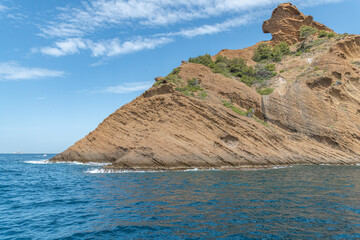 Paysage en bord de mer avec les falaises bordant les calanques entre Marseille et Cassis dans le...