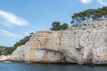 Paysage en bord de mer avec les falaises bordant les calanques entre Marseille et Cassis dans le Sud de la France, lieu privilégié de vacances et de voyage - obrazy, fototapety, plakaty