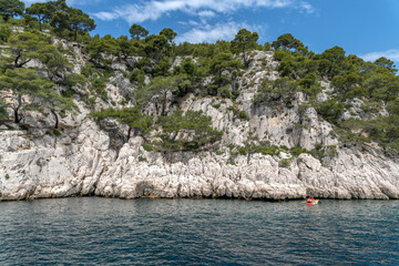 Paysage en bord de mer avec les falaises bordant les calanques entre Marseille et Cassis dans le...