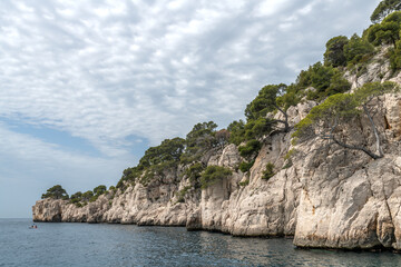 Paysage en bord de mer avec les falaises bordant les calanques entre Marseille et Cassis dans le...