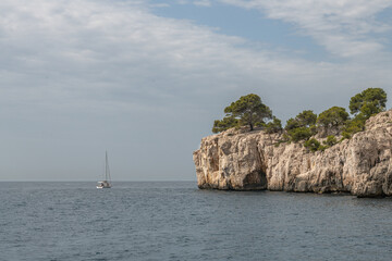 Paysage en bord de mer avec les falaises bordant les calanques entre Marseille et Cassis dans le...