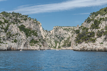 Paysage en bord de mer avec les falaises bordant les calanques entre Marseille et Cassis dans le...