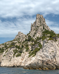 Paysage en bord de mer avec les falaises bordant les calanques entre Marseille et Cassis dans le Sud de la France, lieu privilégié de vacances et de voyage