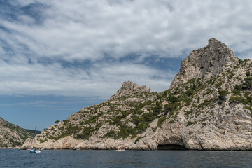 Fototapeta na wymiar Paysage en bord de mer avec les falaises bordant les calanques entre Marseille et Cassis dans le Sud de la France, lieu privilégié de vacances et de voyage