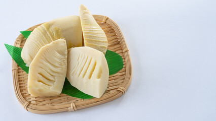 皮を剥いて茹でたタケノコ