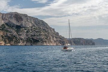Fototapeta premium Paysage dans les calanques entre Marseille et Cassis avec un voilier