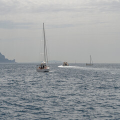 Obraz premium Paysage dans les calanques entre Marseille et Cassis avec un voilier