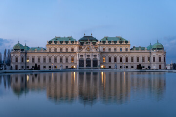 Fototapeta premium Teich und Belvedere Gebäude