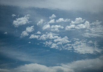 Bizarrer Wolkenhimmel am Abend
