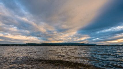 Kraftvolle Wolken am Bodensee im Sommer Sonnenuntergang