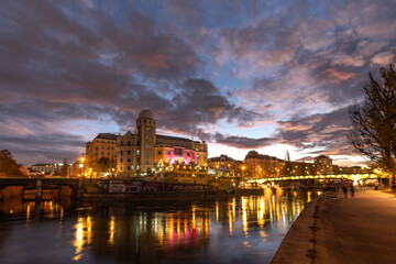 Urania in der bluehour in Wien mit Donaukanal