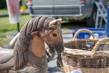 Cheval en bois à bascule dans un vide grenier