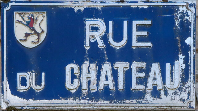 Vosges - Saint-Baslemont - Pancarte rue du chateau avec un blason repr&eacute;sentant un lion