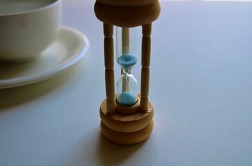 砂時計　コーヒーカップ　背景　イメージ