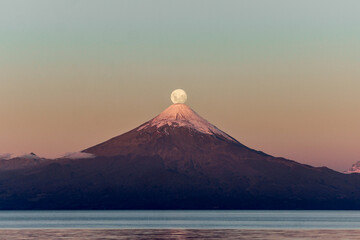 La luna posándose sobre el Volcán de Osorno