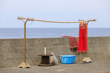 Fototapeta na wymiar 海岸に干してある漁業用の網