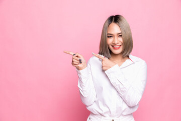 Photo cheerful pretty lady fingers direct side empty space showing shopping banner low prices wear white shirt isolated pastel pink color background