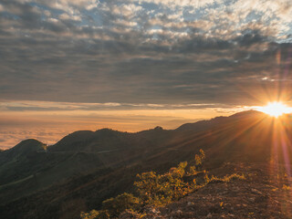 Obraz premium sunrise in the molleturo area of Ecuador, andean highlands, the road in the mountains can be seen in the background.