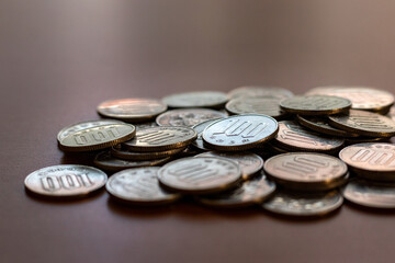 机の上にたくさんの硬貨